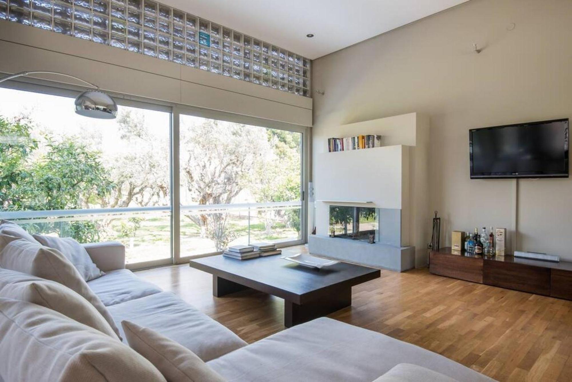 Unique Space With Garden And Garage